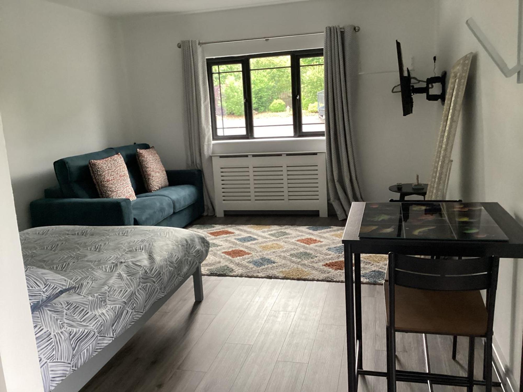 Studio Apartment To Rent มัลลิงการ์ ภายนอก รูปภาพ